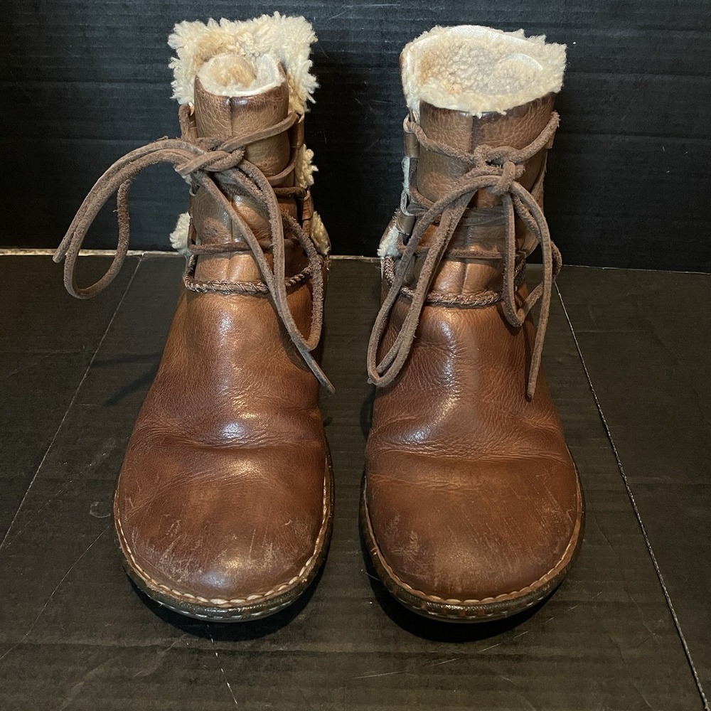 UGG Austrailia Caspia Sheepskin Leather Ankle Boots US9 Shearling LaceUp Comfort